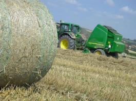 Die 864 Premium ist mit Ballendurchmessern von bis zu 1,80 m Durchmesser und 25-Messer-Schneidwerk das Spitzenmodell aus dem Hause John Deere.Foto: Mumme