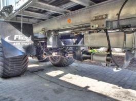 Transportarbeiten sind nun auch unter widrigeren Bedingungen l�nger m�glich. Au�erdem k�nnen aufgrund h�herer Transportgewichte und unterst�tztem Vortrieb Fahrten und Motorleistung eingespart werden.&copy; Fliegl