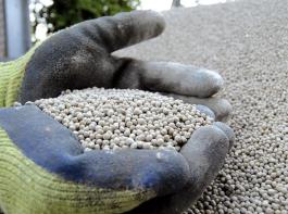 Mit Minerald�nger kommt nicht nur Phosphor, sondern auch Uran aufs Feld. Das Bundesumweltamt will jetzt handeln.&copy; agrarpress