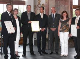 Den F�rderpreis Nachwachsende Rohstoffe 2011 erhielt die H. Hiendl GmbH & Co. KG aus Bogen, vertreten durch Helmut Hiendl und seine Ehefrau. Gesch�ftsf�hrer Thomas Bleul von der Spanner Re� GmbH aus Neufahrn nahm den Ernst-Pelz-Preis 2011 entgegen, �berreicht durch den neben ihm stehenden Sohn des Stifters, Jochen Pelz. Maximilian Geierhos, Leiter der Abteilung L�ndlicher Raum und Nachwachsende Rohstoffe im Bayerischen Staatsministerium f�r Ern�hrung, Landwirtschaft und Forsten hielt die Laudatio auf die Preistr�ger. Gerhard Burkhardt und seine Frau nahmen den zweiten Teil des Ernst-Pelz-Preises 2011 entgegen, stellvertretend f�r die Burkhardt GmbH aus M�hlhausen. &copy; Foto: C.A.R.M.E.N.