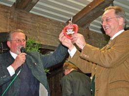 �Unser Herz schl�gt f�r den Bauernverband.� Mit einem kleinen Lebkuchenherz bedankte sich Kreisobmann Hermann K�stle (links) beim BBV-Pr�sidenten Gerd Sonnleitner f�r seinen nimmerm�den Einsatz zugunsten der gesamten Landwirtschaft.&copy; Ammich