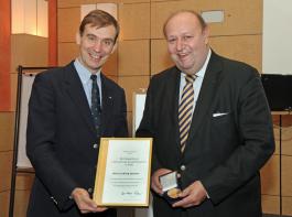 DLG-Pr�sident Carl-Albrecht Bartmer (l.) bei der Medaillen�bergabe an Ludwig Spanner.