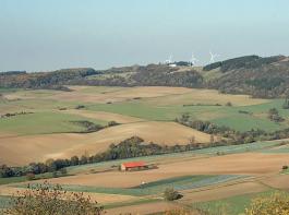 Vor allem fruchtbares Agrarland ist von der Bodenversiegelung betroffen. Die EU Kommission will dagegen angehen.&copy; www.landpixel.de
