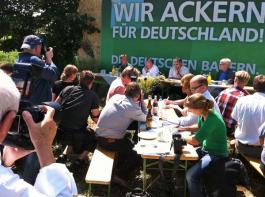 Sowohl Getreidekulturen als auch die Rapsbest�nde haben vielerorts unter den schwierigen Vegetationsbedingungen gelitten, informierte Bauernverbandspr�sident Gerd Sonnleitner.&copy; dbv
