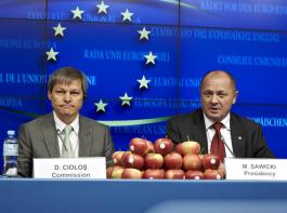 Der polnische Minister Marek Sawicki (r., hier beim Agrarrat im September) fordert von EU-Kommissar Dacian Ciolos eine gerechtere Verteilung der F�rdergleder.&copy; European Union