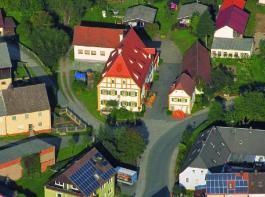 Aus Alt mach Neu: So sah der Hof in den 60er-Jahren (links) und so sieht er heute aus  ein echtes Schmuckst�ck. &copy; Foto: Laumer