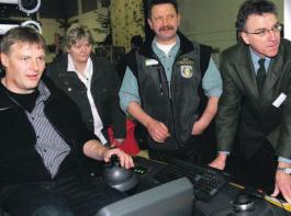 
Lohnunternehmer Hermann Scheper aus Frisoythe, Ostfriesland, versuchte sich am Harvester-Simulator der AfL im vergangenen Jahr auf der Gr�nen Woche.&copy; Hoppe