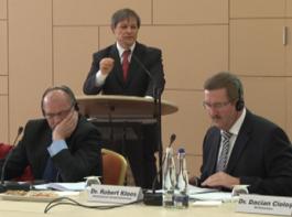 EU-Agrarkommissar Dacian Ciolos (hinten) erkl�rte seine Vorschl�ge zur GAP-Reform auf der Konferenz in Freising auch vor dem polnischen Agrarminister Marek Sawicki und Staatssekret�r Robert Kloos.&copy; hek