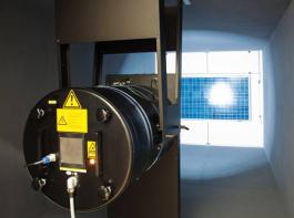 Modul in einem Flasher. Um vergleichbare Angaben f�r die Nennleistung zu erhalten, wird eine Sonneneinstrahlung von 1.000 Watt je Quadratmeter und eine Modultemperatur von 25� C simuliert.