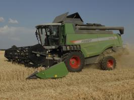 Die L-Serie l�sst sich wahlweise mit dem FreeFlow- oder dem PowerFlow-Schneidwerk ausstatten. &copy; AGCO Fendt