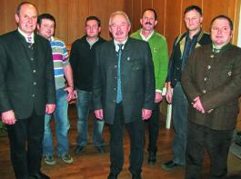 Die neu gew�hlte Vorstandschaft der Forstbetriebsgemeinschaft Friedberg mit ihrem Vorsitzenden Leo B�chler in der Mitte: (v. l.) Stellvertretender Vorsitzender Anton Sp�th-Wernberger, Michael Riedlberger, Gerhard Sp�th, Leo B�chler, Gottfried Wecker, Alois Winterholler und Gesch�ftsf�hrer Anton Wittmann. 