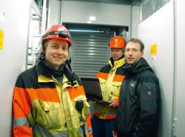 Nachgepr�ft: Projektleiter Michael Doss von der Denker und Wulf AG mit zwei Technikern vom Windkraftbauer Enercon im Herzen einer Enercon E82. Die Servicearbeiter �berpr�fen routinem��ig die Elektronik der 2 MW-Anlage in der Gemeinde Galmsb�ll.