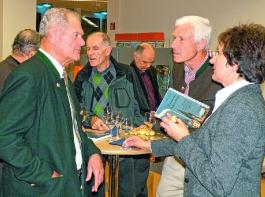 Theodor H�u�ler (l.) in Regensburg im angeregten Gespr�ch mit G�sten seiner Buchpr�sentation. &copy; Foto: Schmid