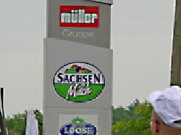 �ber 100 Landwirte blockierten im Juni 2008 die Zufahrt der Molkerei Sachsenmilch.&copy; Matthias Ludwig