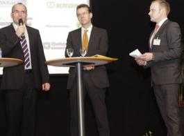 Die Referenten Eberhard Breuninger (l.), Training-Coaching-Beratung von Harten&Breuninger, und Prof. Dr. Achim Spiller (Mitte), Uni G�ttingen, zeigten den Zuh�rer, wie �ffentlichkeitsarbeit f�r Landwirte im Alltag funktioniert.&copy; Hasemann
