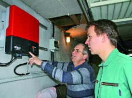 Am Display des Wechselrichters liest der Betreiber die Anlagenleistung ab. Komfor- tabler gehts per automatischer Aufzeichung.Foto: agrarfoto