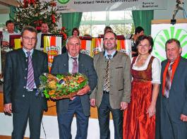 Mit einem Korb voller Regionalprodukte bedankten sich bei (Mitte) Hubert Aiwanger (v. l.) BBV-Gesch�ftsf�hrer Heinrich V�lkl, der stellvertretende Kreisobmann Josef Hofg�rtner, Kreisb�uerin Mathilde Ahle und Kreisobmann Ludwig Bayer. &copy; Foto: Gebendorfer