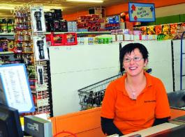 �ber zw�lf neue Arbeitspl�tze kann sich zum Beispiel Ramona Demel an der Kasse freuen. 