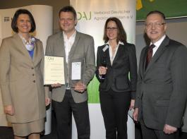 v.li.: Ministerin Ilse Aigner, der Preistr�ger Winand von Petersdorff, VDAJVorsitzende
Dr. Katharina Seuser und Bauernpr�sident Gerd Sonnleitner.&copy; Foto: Krick/VDAJ