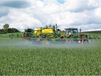 Dossier3_Traktor_mit_Spritzd�sen.jpg 