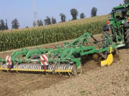 Der dreiteilige Rahmen, das integrierte Fahrwerk und die hydraulische �berlastsicherung kennzeichnen den Kerner Komet KAL 480 �h.Foto: Mumme
