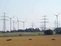  strommast, windrad, getreidefeld, strohballen