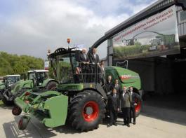 Start der Serienproduktion des Fendt Katana: (von links) Peter-Josef Paffen, Vice President und Sprecher der AGCO/Fendt-Gesch�ftsf�hrung, Dr. Heribert Reiter, Vice President und Gesch�ftsf�hrer Forschung und Entwicklung, Michael Gschwender, Vice President und Gesch�ftsf�hrer Finanzen und IT, J�rg Bethge, Produktbereichsleiter Erntetechnik, Elmar R�mer, Gesch�ftsf�hrer AGCO Hohenm�lsen, Gunter Dohmen, Werkleiter Hohenm�lsen, Thomas Strobel Leiter H�ckslerentwicklung, James Brigham, Standortprojektleiter.&copy; Fendt