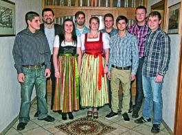 Stolz auf den gelungenen Abend waren (vorne v. l.) Michael Scherr, Sabrina Maier, Andrea Dirnberger, Franz Lanzinger, Christian Senftl und (hinten v. l.) Schulleiter Josef Kobler, Peter Rauscher, Leonhard Schwarz sowie Rupert Staudhammer. &copy; Foto: Peter