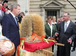 Der Pr�sident des DBV, Gerd Sonnleitner, �berreicht Bundespr�sident Christian Wulff die Erntekrone 2011. &copy; dbv