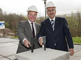 (v. l.) Bayerns Wissenschaftsminister Dr. Wolfgang Heubisch und Professor Wolfgang A. Herrmann, Pr�sident der Technischen Universit�t M�nchen (TUM), haben zusammen den Grundstein f�r das neue Hans Eisenmann-Zentrum gelegt.&copy; TUM