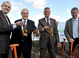 Bundeswirtschaftsminister Rainer Br�derle bei der Amflora-Ernte.&copy; BASF