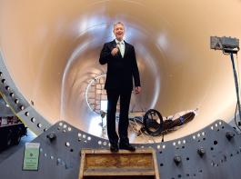 Bundesumweltminister Norbert R�ttgen vor einem Stahlrohr f�r Windr�der der AMBAU GmbH in Gr�fenhainichen, Sachsen (Foto: BMU)
