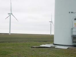 Alles im Griff: Ein Service-Mitarbeiter von REpower schaut nach, ob die Anlage noch optimal Strom erzeugt.