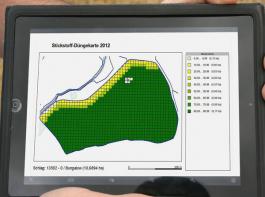Durch Eintrag der
Abstandsauflagen in der Applikationskarte wird der Traktor mit
D�ngerstreuer exakt im korrekten Abstand
zum Gew�sserrand gesteuert.&copy; Land Data Eurosoft