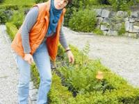 25-GartenTherapie_Andrea Nordenberg am Staudenbeet.jpg 