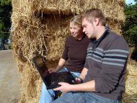 Junge_Landwirte_Laptop.jpg 