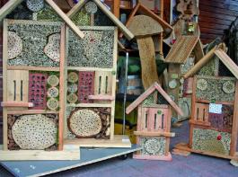 Ob gro� oder klein, ob mit wenig Material oder aufwendig gef�llt: Insektenhotels gibt es in vielen Gr��en und Formen. &copy; Foto: Homann