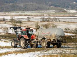 Solange der Boden durchg�ngig gefroren ist, darf keine G�lle ausgebracht werden.&copy; M�hlhausen/landpixel