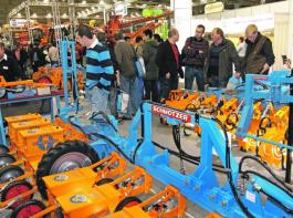 Maschinen zum Anfassen: Viele Agritechnica-Besucher freuen sich �ber die M�glichkeit, die Ger�te vor Ort anschauen zu k�nnen.&copy; Messefoto