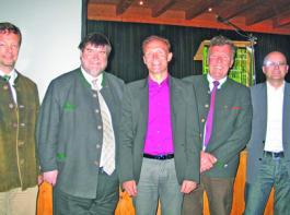 Informierten �ber die Gesch�ftsentwicklung der WBV Holz�kirchen, die aktuelle Holzmarktlage und die Vorteile des Bauens mit Holz: (v. l.) Gerhard Penninger (WBV-Gesch�ftsf�hrer), Hans Baur (Gesch�ftsf�hrer Bayerischer Waldbesitzerverband e. V.), Reinhard Binder (Miteigen�t�mer vom S�gewerk Binder), Michael Lechner (WBV-Vorsitzender) und Helmut Spiehs (Gesch�ftsf�hrer der Binderholz Baussysteme GmbH).&copy; Holly