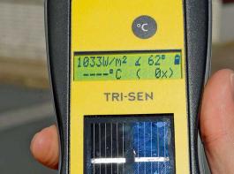 Mit dem Kennlinienmessger�t analysiert Neitzel die Leistung des Moduls. Vorab hat er Sonnenintensit�t und Neigungswinkel gemessen.&copy; Preugschat