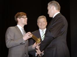 Ralph Wiegmann, iF Gesch�ftsf�hrer �berreicht Tom Maier, Produkt-Designer und Dr. Heribert Reiter, Vice President und Gesch�ftsf�hrer Entwicklung (von links) den renommierten iF Award. 