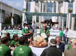 Mit einer Abschlusskundgebung vor dem Kanzleramt endet heute die Bauern-Sternfahrt, zu der verschiedene Gruppen, wie Bdm und AbL aufgerufen hatten.&copy; AbL