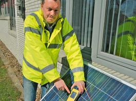 Modul defekt: Elektrotechniker Stephan Neitzel sp�rt mit seiner Infrarotkamera bei Photovoltaikanlagen jeden Defekt auf.&copy; Preugschat