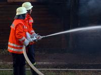 FeuerwehrmaennerLoeschen.jpg 