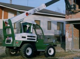 1981 produzierte die italienische Merlo SpA ihre erste Teleskop-Maschine, den SM 30.&copy; Merlo