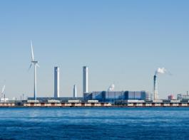 Windturbine und Geothermiekraftwerk in Yokohama, Japan (Bild: iStockphoto_joel-t)