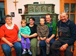 Die Bauernfamilie aus Biburg h�lt zusammen: (v. l.) Maria, Veronika, Eva, Benedikt, Christoph und Josef Schuster. &copy; Foto: Kiener