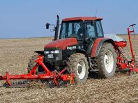 traktor-bei-der-aussaat.jpg 