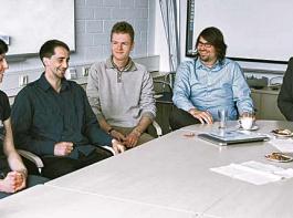 Von links: Charlotte Ellerbrok, Joshua Meink und Paul Jentsch studieren bei re�. Christian Budig ist wissenschaftlicher Mitarbeiter und seit einem Jahr zust�ndig f�r die Koordination des Studienganges. Prof. Dr. Klaus Vajen hat ihn mit initiiert.&copy; Hahn